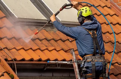 Démoussage et hydrofuge de toiture à Nicorps